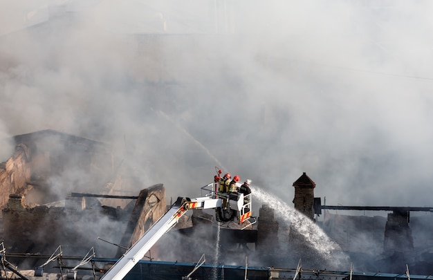 Incendio en una casa de tres pisos en Kiev