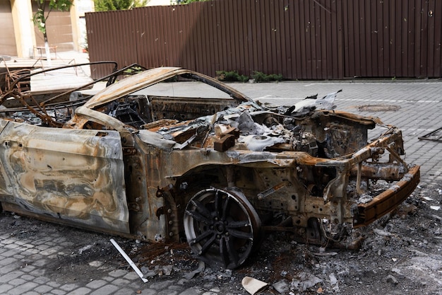 incêndio criminoso por vingança carro queimado estacionado na rua em close-up