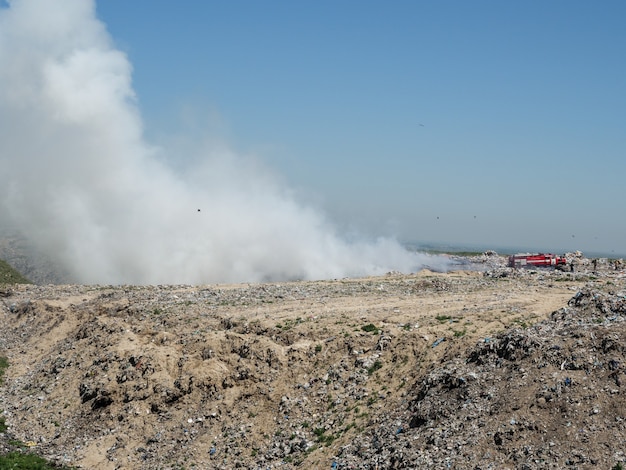 Incêndio em um depósito de lixo doméstico. Poluição ambiental, desastre.