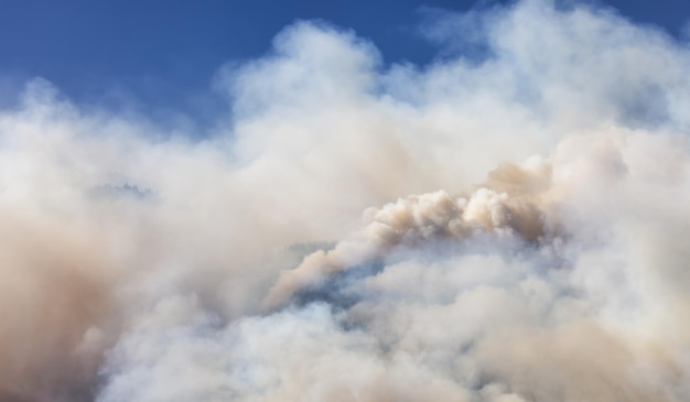 Incêndio florestal BC e fumaça sobre a montanha perto de Hope durante um dia quente e ensolarado de verão