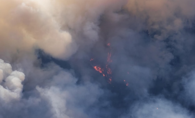 Incendio forestal BC y humo sobre la montaña cerca de Hope