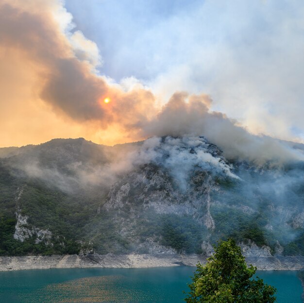 Incendio forestal en el lago piva en el parque nacional de montenegro