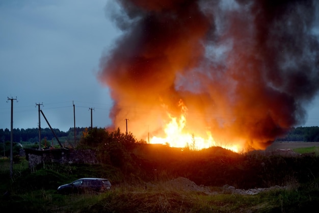 Incêndio na aldeia em clima quente