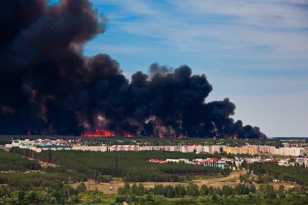 Incêndio perto de prédios de apartamentos