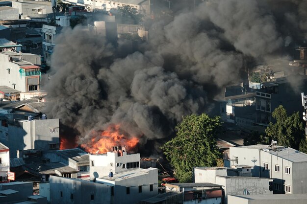 Incendio en las zonas residenciales densas de Yakarta