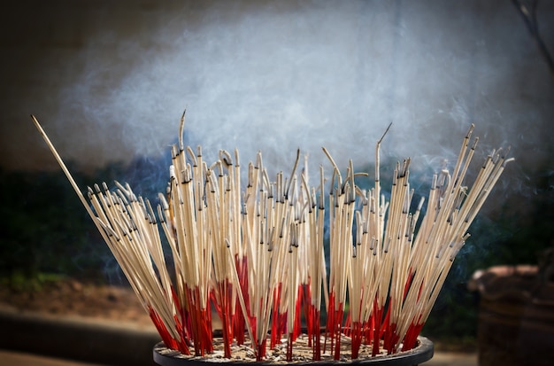 Foto incense sticks queima. equipamento para cerimônias religiosas