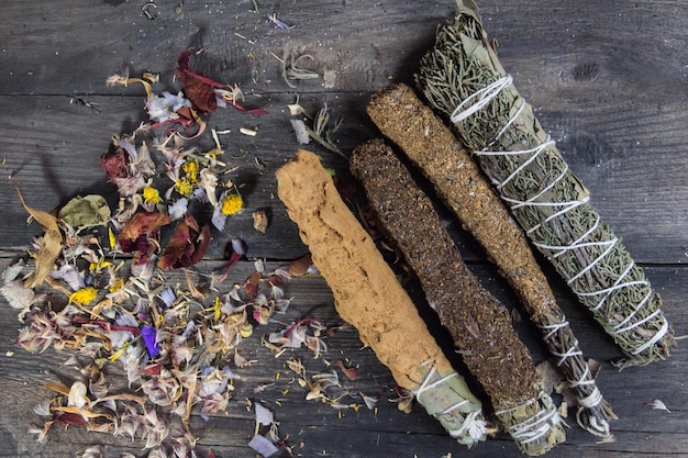 Foto incensos artesanales de sahumos hechos con hierbas y flores