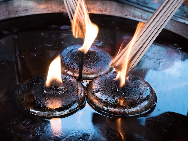 Incensos eram leves pelo fogo de lanternas no templo chinês