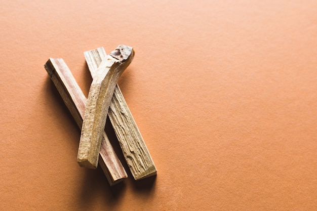 Incienso curativo palo santo ibiokai varitas de madera perfumadas