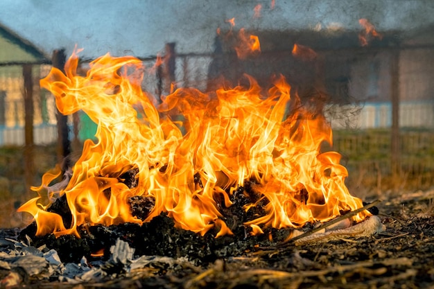 Incineración de basura en la finca. Contaminación atmosférica por humo del hogar.