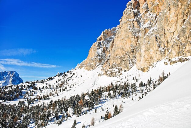 Inclinação da montanha Dolomitas em Val Gardena