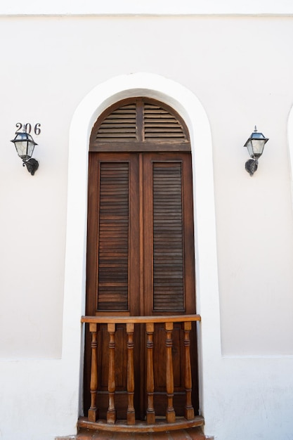 Inclinación de puerta exterior Inclinación de puerta en la entrada Inclinación de puerta con lámpara Inclinación de puerta de casa