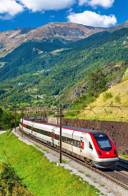 Inclinar el tren de alta velocidad en el ferrocarril de San Gotardo en los Alpes suizos