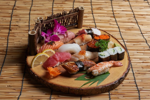 Inclui menu de sashimi Salmão fresco e atum Sushi e lula Pratos populares no Japão