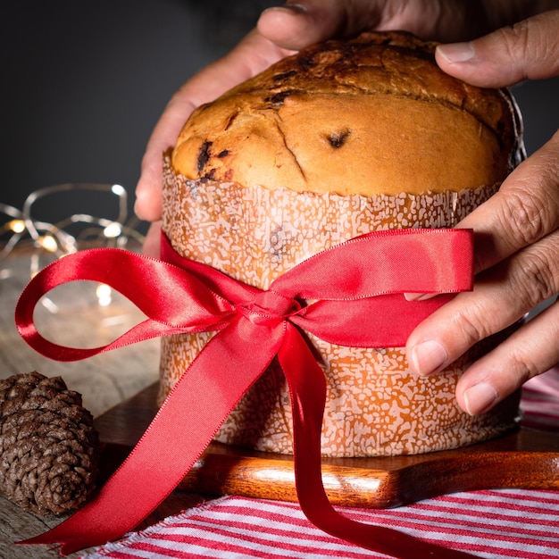 Incluso pan casero de Navidad en el espacio de copia de fondo borroso