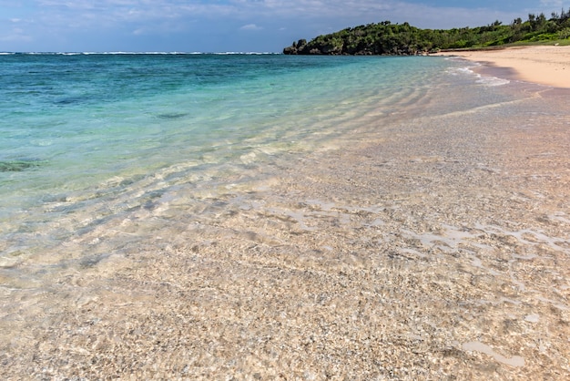 Increíble agua de mar turquesa cristalina en una playa paradisíaca en un día soleado