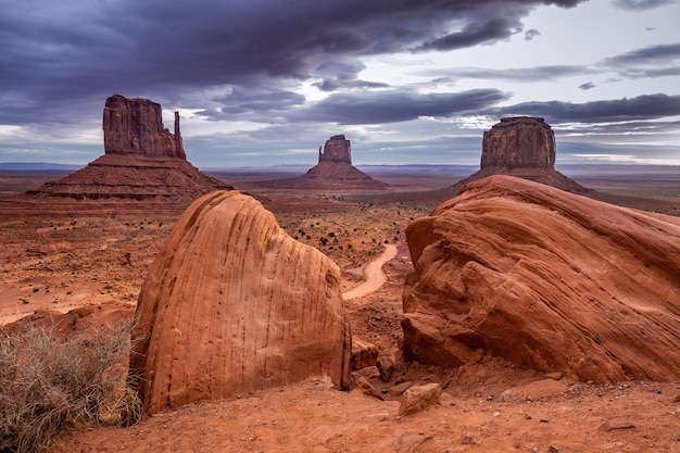 Increíble amanecer con colores rosa, dorado y magenta cerca de Monument Valley, Arizona, EE. UU.