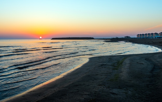 Increíble amanecer colorido en el mar