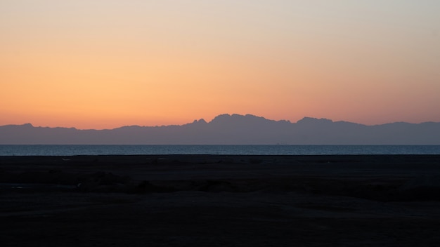 Increíble amanecer en la montaña del Sinaí. Hermoso amanecer en Egipto. Hermosa vista desde el continente africano.