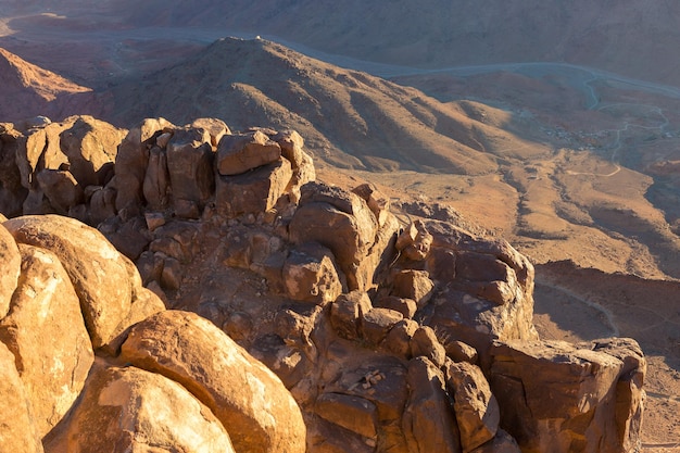 Increíble amanecer en la montaña Sinaí Hermoso amanecer en Egipto Hermosa vista desde la montaña