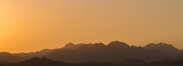 Increíble amanecer en la montaña Sinaí Hermoso amanecer en Egipto Hermosa vista desde la montaña