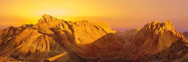 Increíble amanecer en la montaña del Sinaí, hermoso amanecer en Egipto, hermosa vista desde la montaña