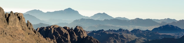 Increíble amanecer en la montaña del Sinaí, hermoso amanecer en Egipto, hermosa vista desde la montaña