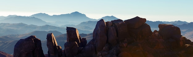 Increíble amanecer en la montaña del Sinaí, hermoso amanecer en Egipto, hermosa vista desde la montaña