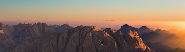 Increíble amanecer en la montaña del Sinaí, hermoso amanecer en Egipto, hermosa vista desde la montaña