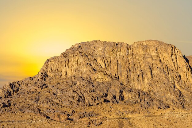 Increíble amanecer en la montaña del Sinaí, hermoso amanecer en Egipto, hermosa vista desde la montaña