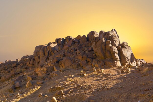 Increíble amanecer en la montaña del Sinaí, hermoso amanecer en Egipto, hermosa vista desde la montaña