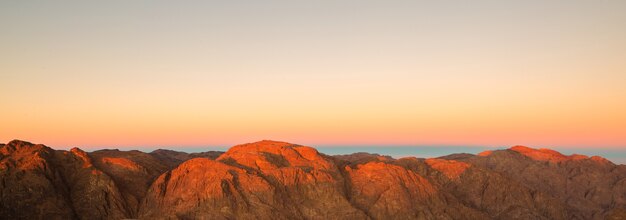 Increíble amanecer en la montaña del Sinaí, hermoso amanecer en Egipto, hermosa vista desde la montaña