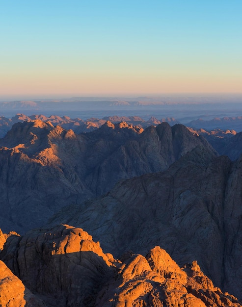 Increíble amanecer en la montaña del Sinaí, hermoso amanecer en Egipto, vista temprano en la mañana de la cima del monte Moisés