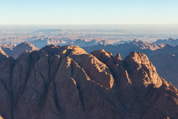 Increíble amanecer en la montaña del Sinaí, hermoso amanecer en Egipto