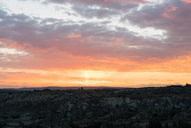 Increíble amanecer naranja en Capadocia Turquía con enfoque selectivo suave Concepto de belleza de la naturaleza