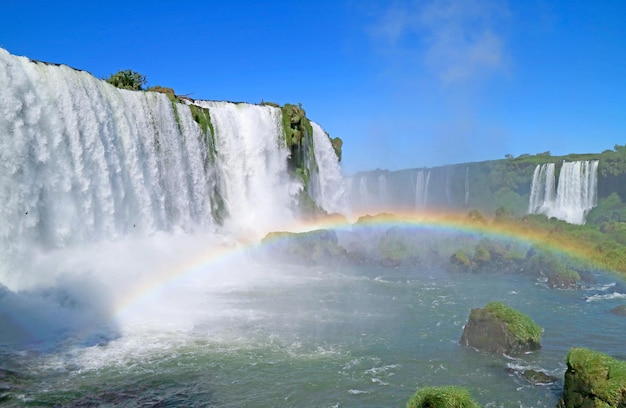 Increíble arco iris sobre las poderosas Cataratas del Iguazú en el lado brasileño en la ciudad de Foz do Iguacu Brasil