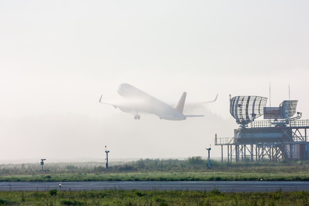 Increíble avión despegando en la niebla