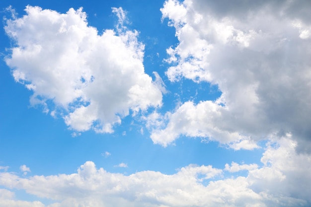 Foto increíble cielo azul nublado con nubes densas cielo lluvioso