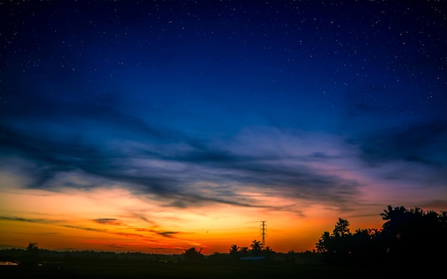 Increíble cielo nocturno sobre el paisaje rural