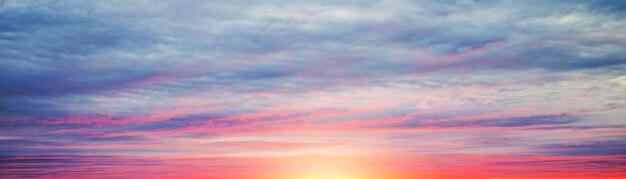 Increíble cielo panorámico de amanecer o atardecer con suaves nubes de colores