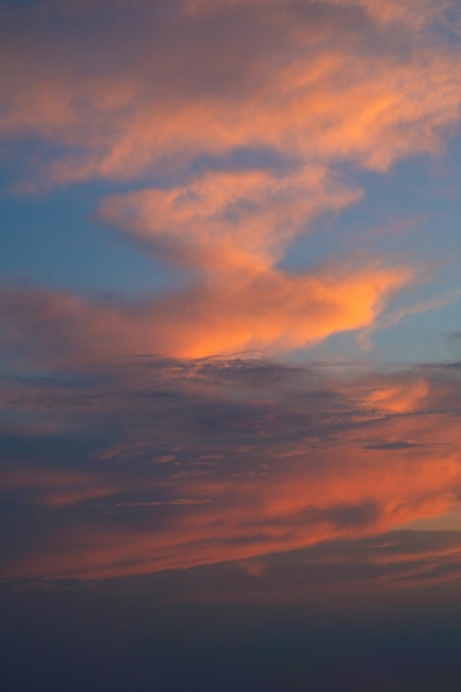 Increíble cielo de puesta de sol con suaves nubes de colores