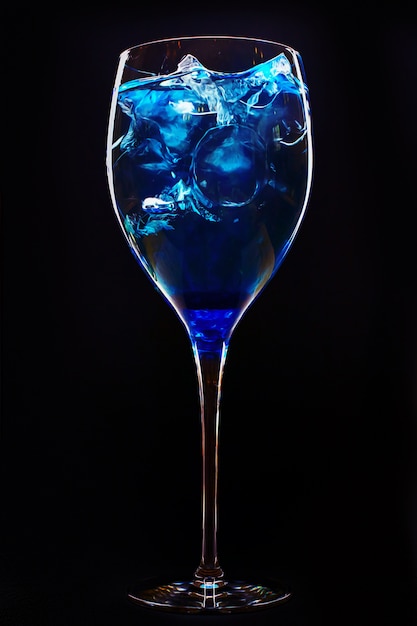 Increíble cóctel azul con cubitos de hielo