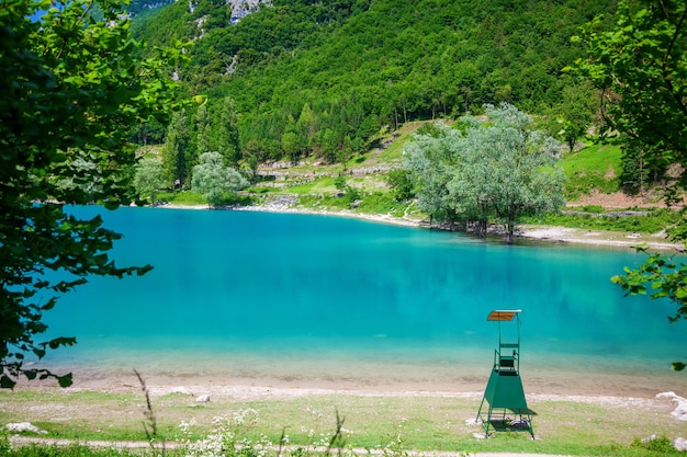 Increíble color del agua en el lago Tenno, Trentino, Italia