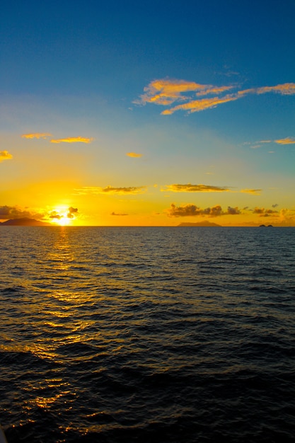 Increíble colorido atardecer en la exótica isla de Seychelles