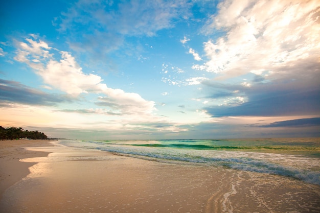 Increíble colorido atardecer en la playa tropical en México