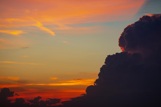 Increíble colorido atardecer vivo en el cielo brillante, fondo natural de viajes al aire libre