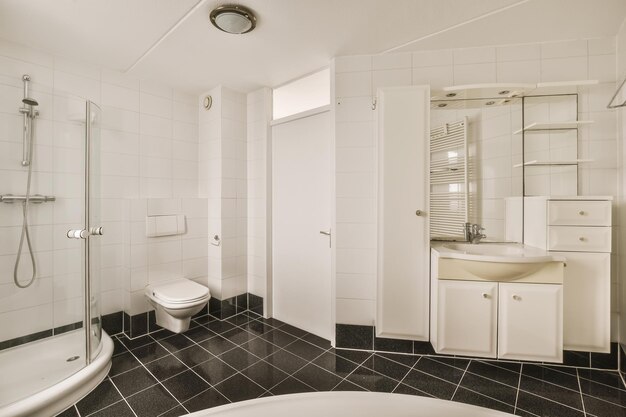 Increíble cuarto de baño con suelo de baldosas negras