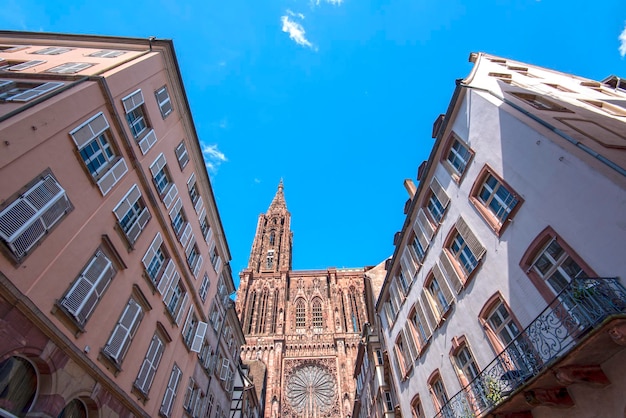 Increíble cúpula de la Catedral de Estrasburgo o de la Catedral de Notre Dame de Estrasburgo contra el cielo azul