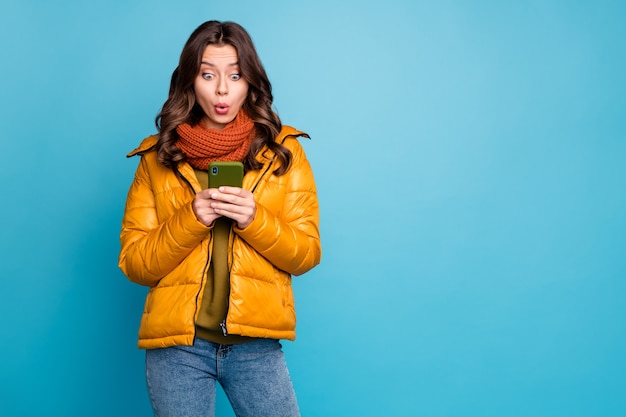 Foto increíble dama mantenga teléfono use elegante otoño rompevientos jeans bufanda