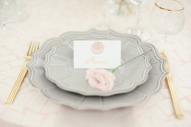 Increíble decoración de mesa de boda con flores en mesas de madera para la cena de boda